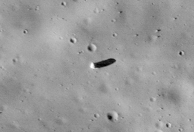 Japão parte para desvendar Fobos, lua de Marte cercada de mistérios e especulações 2 Imagem da Mars Global Surveyor obtida em 12 de setembro de 1998 identificou grandes blocos rochosos em Fobos, incluindo esse com cerca de 85 metros de diâmetro (NASA)